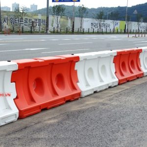 Dải phân cách bằng nhựa
