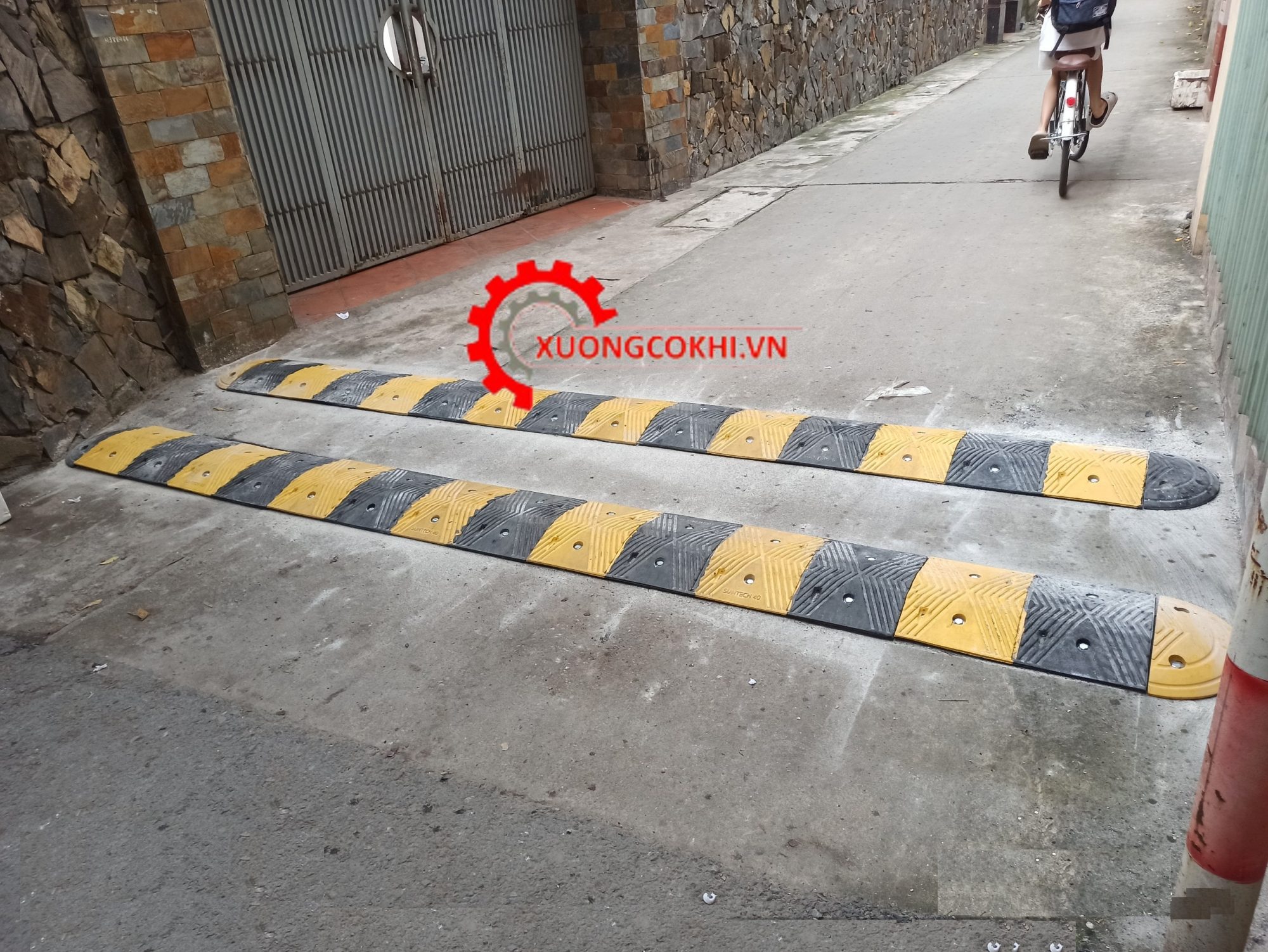 Lắp đặt gờ giảm tốc tại Hà Nội 4 Công ty VHB lắp đặt gờ giảm tốc cho khách hàng
