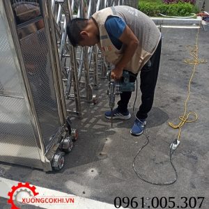 Xưởng cơ khí 25 VHB lắp đặt cổng xếp tự động cho khách hàng