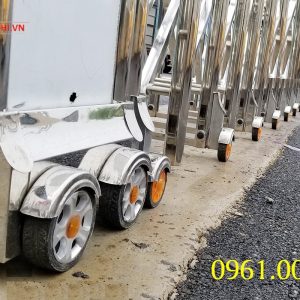 Cổng xếp điện, cửa cổng xếp Inox tự động giá rẻ 6 Hệ thống bánh xe cổng xếp điện