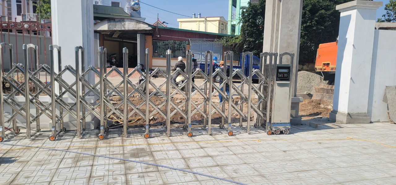 Cổng Xếp Không Ray Tự Động Làm Bằng Inox 7 Cổng xếp không ray tự động
