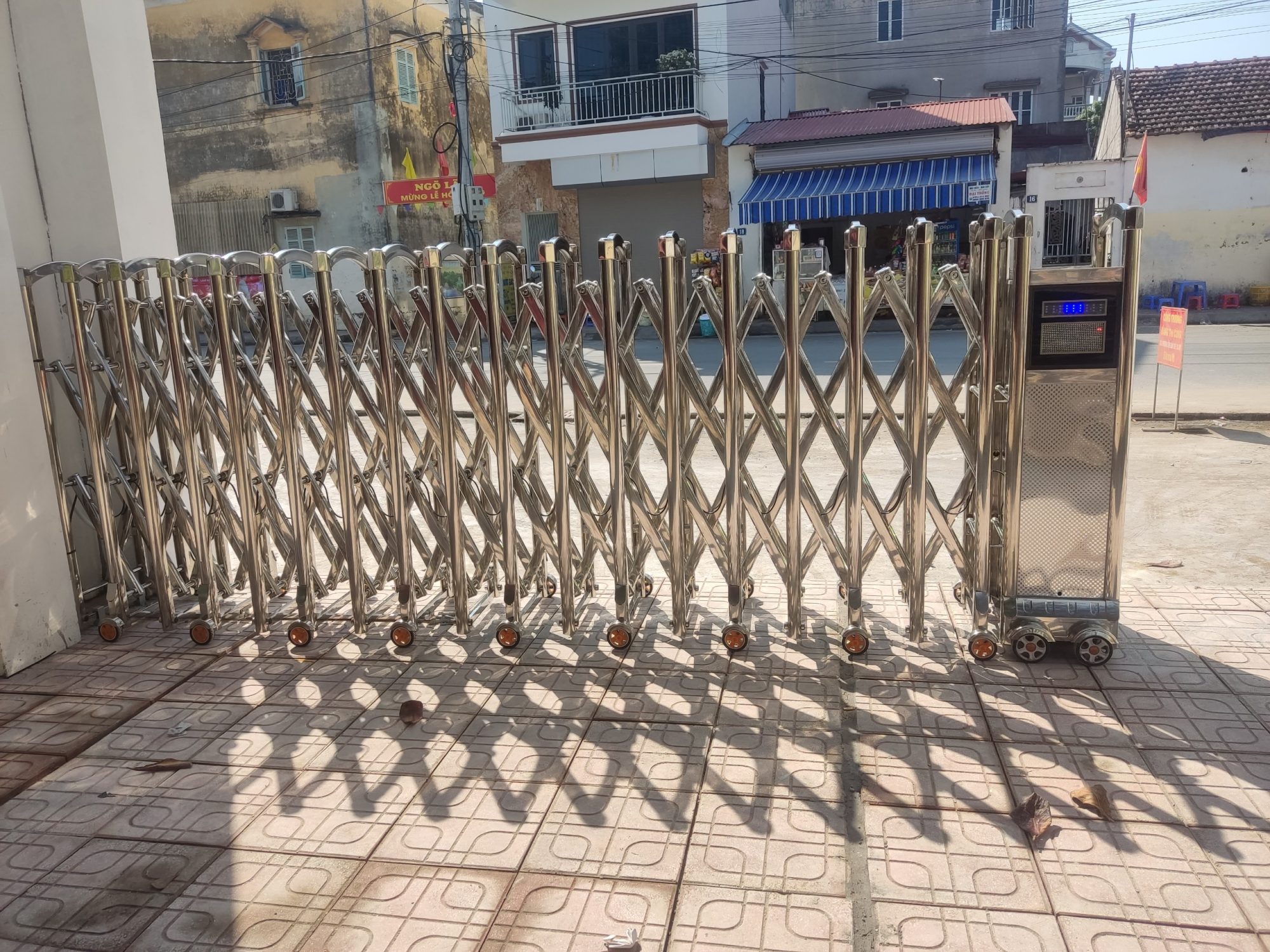 Cổng Xếp Không Ray Tự Động Làm Bằng Inox 4 Cổng xếp không ray tự động