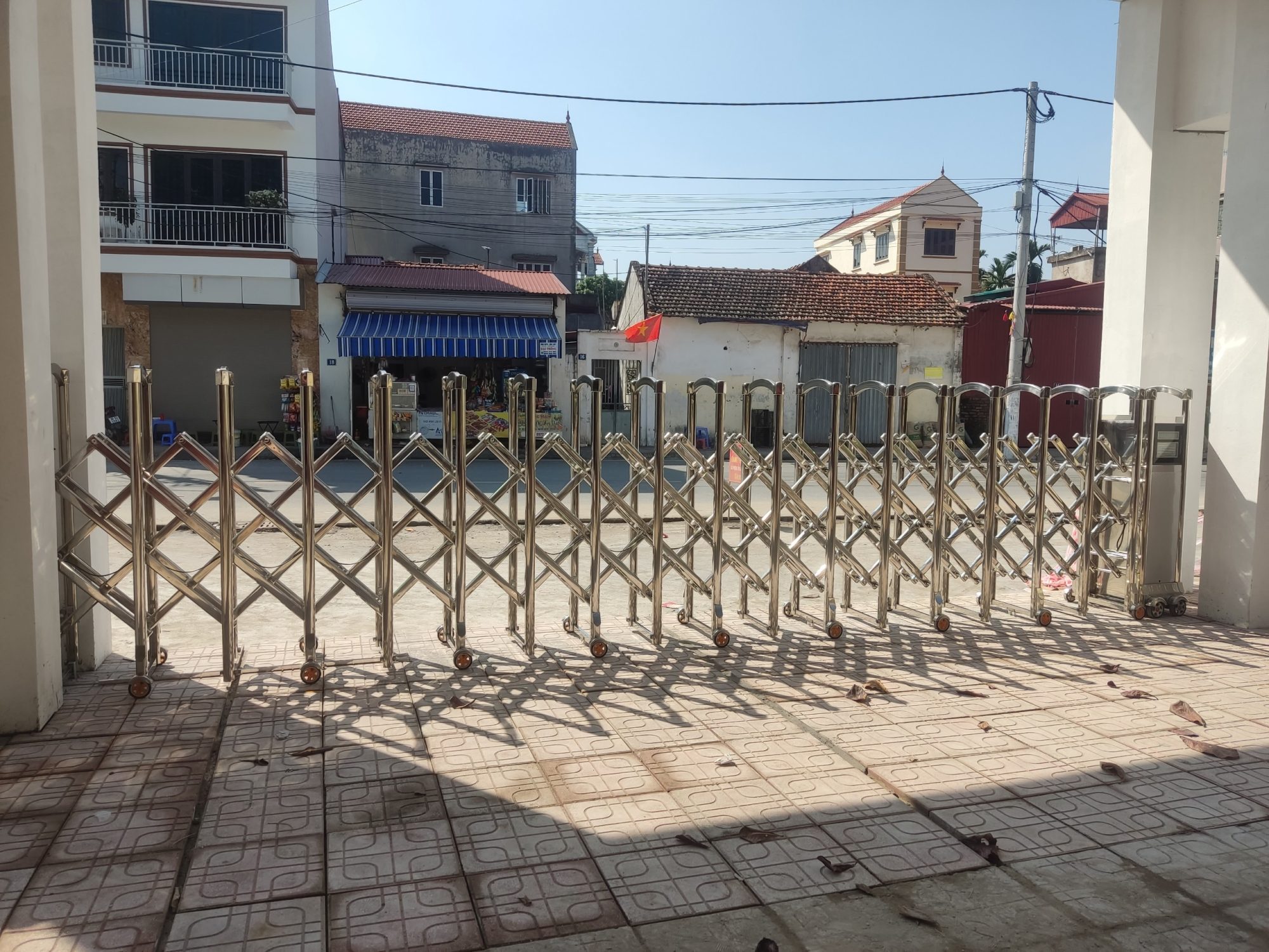 Cổng Xếp Không Ray Tự Động Làm Bằng Inox 6 Cổng xếp không ray tự động