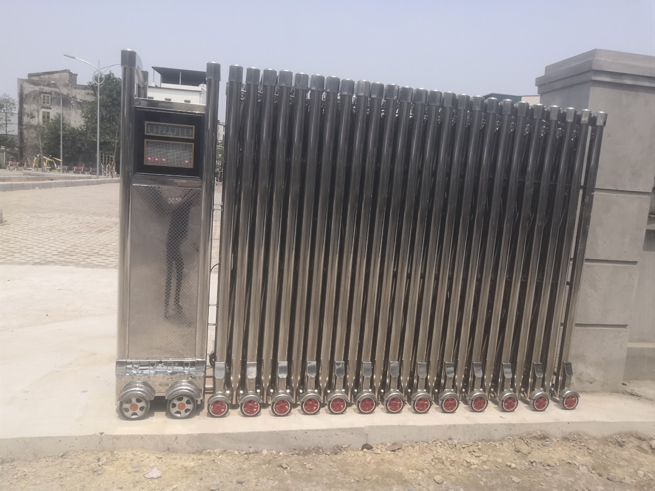 VHB Việt Nam chuyên Lắp đặt cổng xếp Inox tự động 3 VHB chuyên lắp đặt cổng xếp Inox tự động