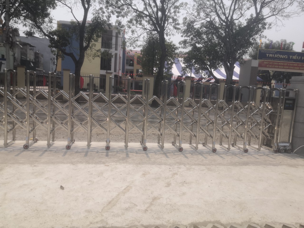 VHB Việt Nam chuyên Lắp đặt cổng xếp Inox tự động 2 VHB chuyên lắp đặt cổng xếp Inox tự động