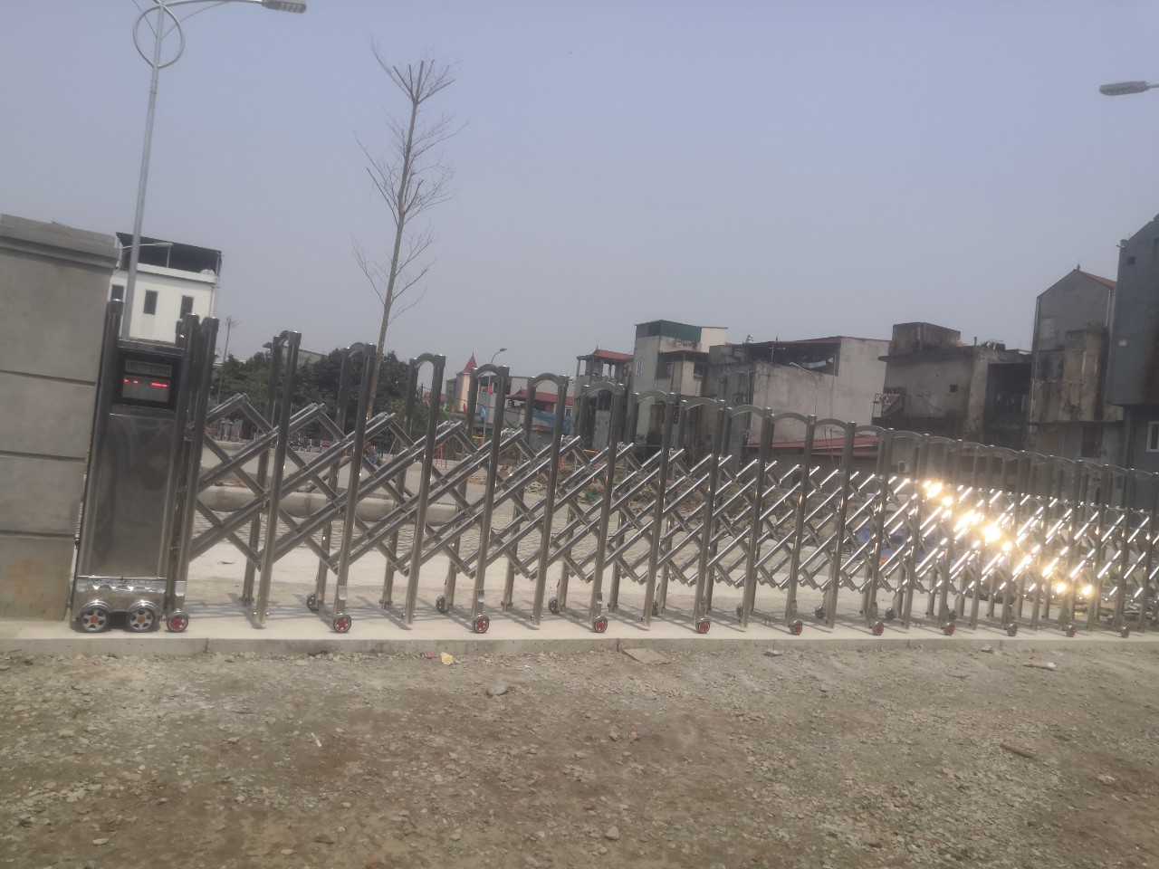 VHB Việt Nam chuyên Lắp đặt cổng xếp Inox tự động 5 VHB chuyên lắp đặt cổng xếp Inox tự động
